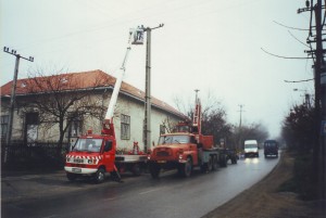 Villany- és hálózatszerelő szakember az emelőkosárban