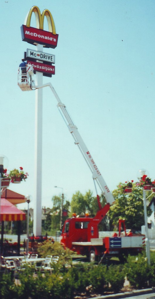 Kosaras autó egy McDonald’s kiemelt tábláján dolgozik
